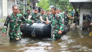 Dengan Perahu Karet, Pangdam Diponegoro Menyisir Banjir Semarang