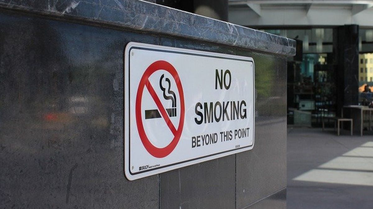 Satpol PP Copot Iklan-iklan Rokok di Warung dan Minimarket Jakarta Pusat