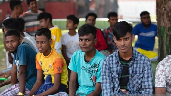 9 Rohingya Immigrant Men Climbing The Wall Of The Bathroom Escape From The Shelter Camp In Pidie