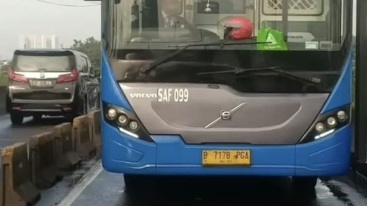 Encore Une Fois, Accident Dans Flyover Pesing, Motor Matik Senggolan Avec Transjakarta Bus