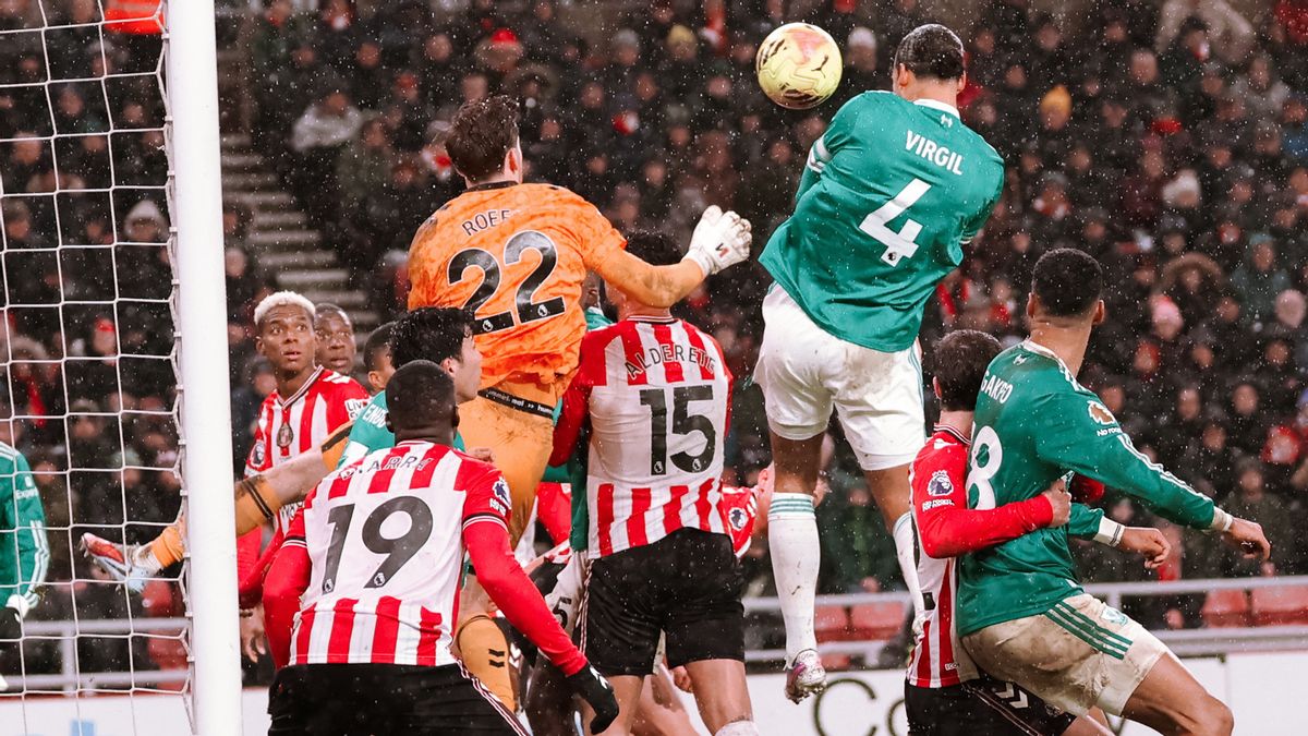 Liverpool Overwhelm Sunderland to Challenge Man Utd and Chelsea