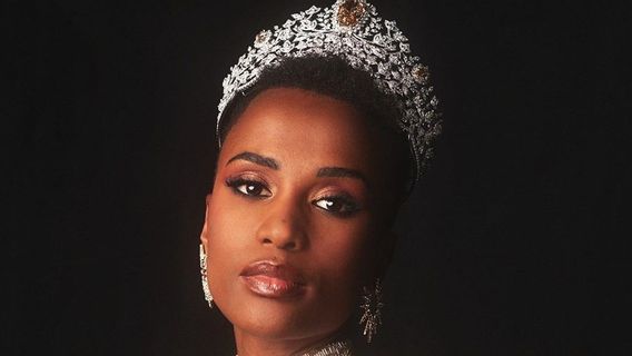 Zozibini Tunzi Wanita Asal Afsel Ketiga yang Sabet Gelar Miss Universe