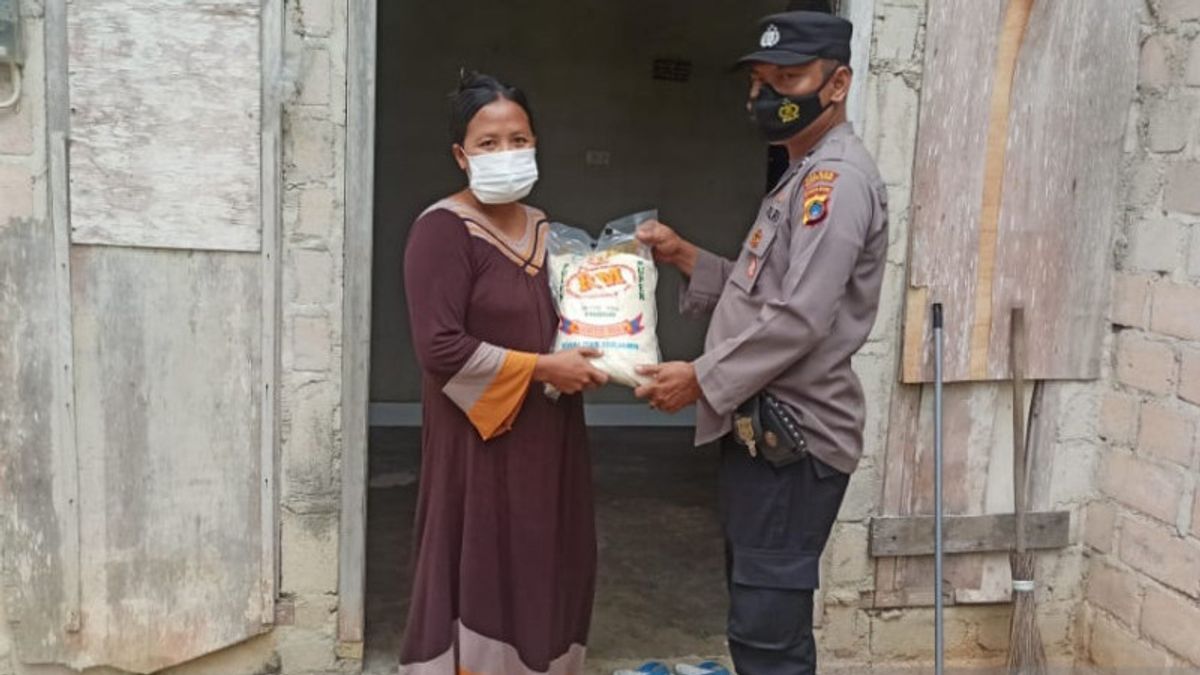 Sharing Love, West Bangka Police Distributes Rice Packages, Masks And Dissemination Of COVID-19 Vaccination