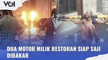 VIDEO: Diduga Gangguan Jiwa, Seorang Pria Bakar Dua Motor di Halaman Restoran Siap Saji