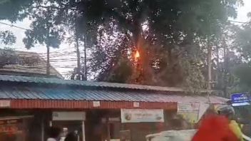 Kabel Wifi di Jalan Lapangan Tembak Cibubur Terbakar, Warga dan Pengguna Jalan Panik