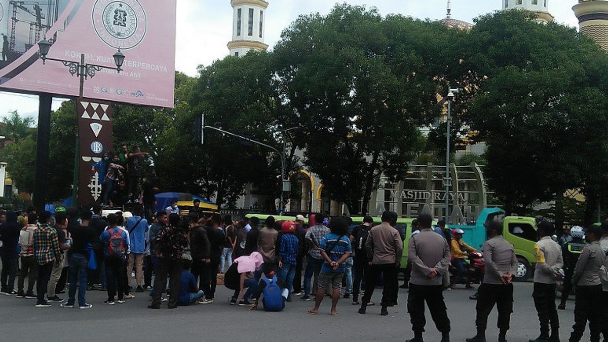 Once Arrested By Officials, Students Participate In Demonstration Against Micro PPKM Have Been Returned