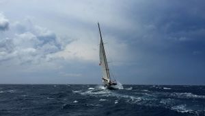 Une vague jusqu’à six mètres de haut, une yacht s’est effondrée à 200 miles de la plage : deux passagers ont été survivus