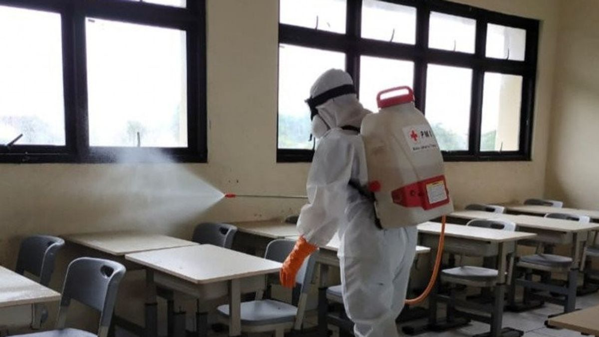 雅加达准备做面对面的课程，教室被喷洒消毒剂