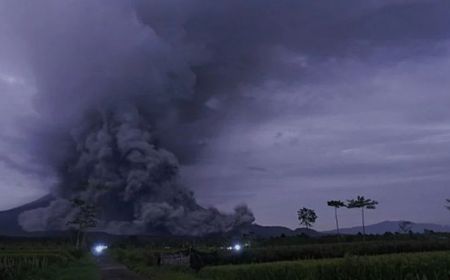 Masyarakat Diingatkan Tak Beraktivitas Dekat Kawah Gunung Semeru