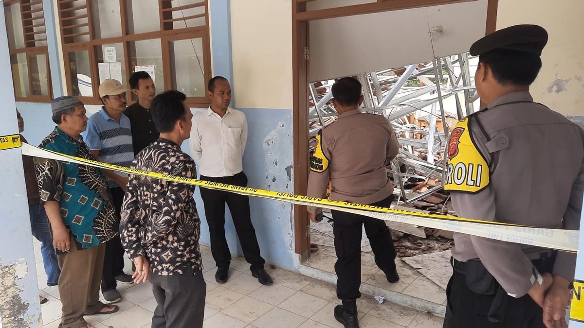 2 أشهر فقط من التجديد ، مبنى SMPN 2 Greged Cirebon Sudah Ambruk ، يطلب من الشرطة إجراء تحقيق