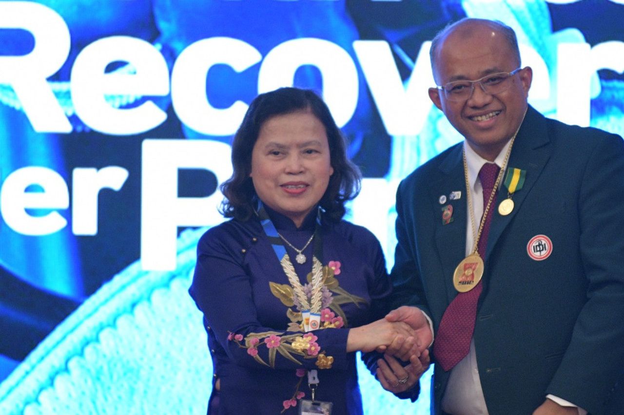 おめでとうございます、モー博士。アディブ・クマイディ・スプリントがASEAN医師会会長に就任