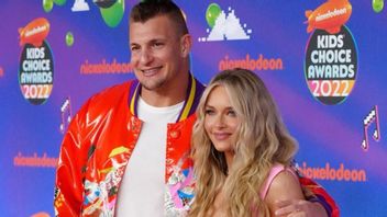  Rob Gronkowski Pensiun dari NFL, Pacarnya yang Seksi Bilang: Saya Pikir Dia akan Kembali Lagi