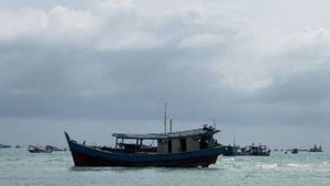 Ratusan Kapal Nelayan Kandas di Alur Pelabuhan Air Katung Bangka