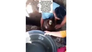 Residents Find Ancient Furniture when Uncovering a Tomb in West Lombok
