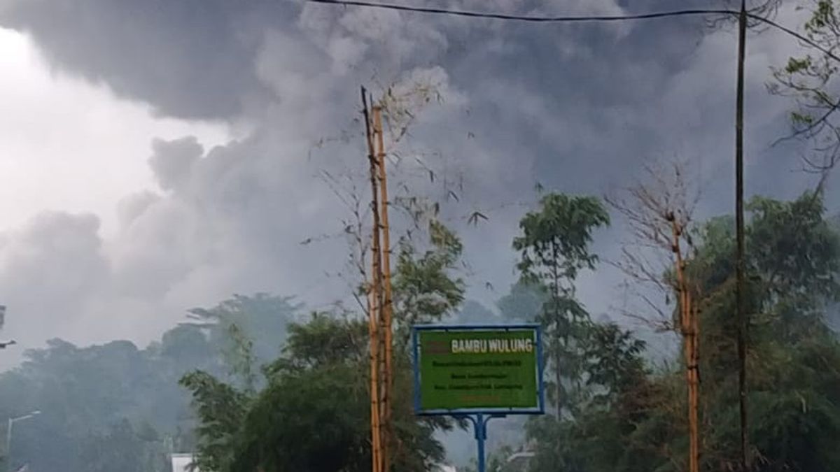 Mount Semeru Releases 4.5 Kilometers Of Hot Cloud Drops