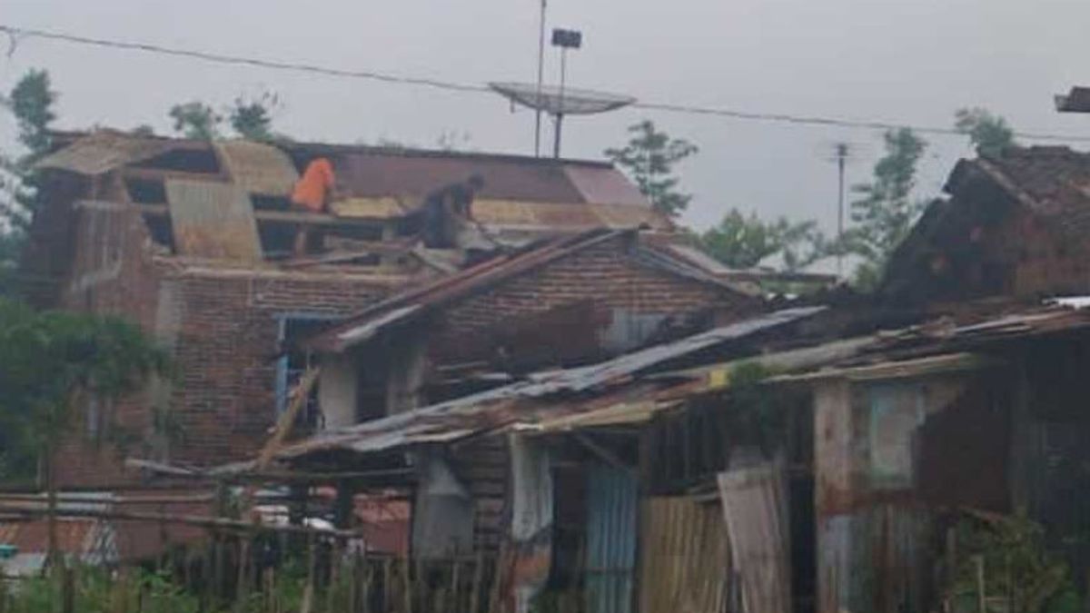 Parakan Temanggung的数十所房屋被飓风破坏
