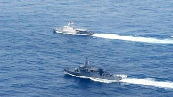 Un bateau de guerre indonésien et une patrouille philippine conjointement à la frontière