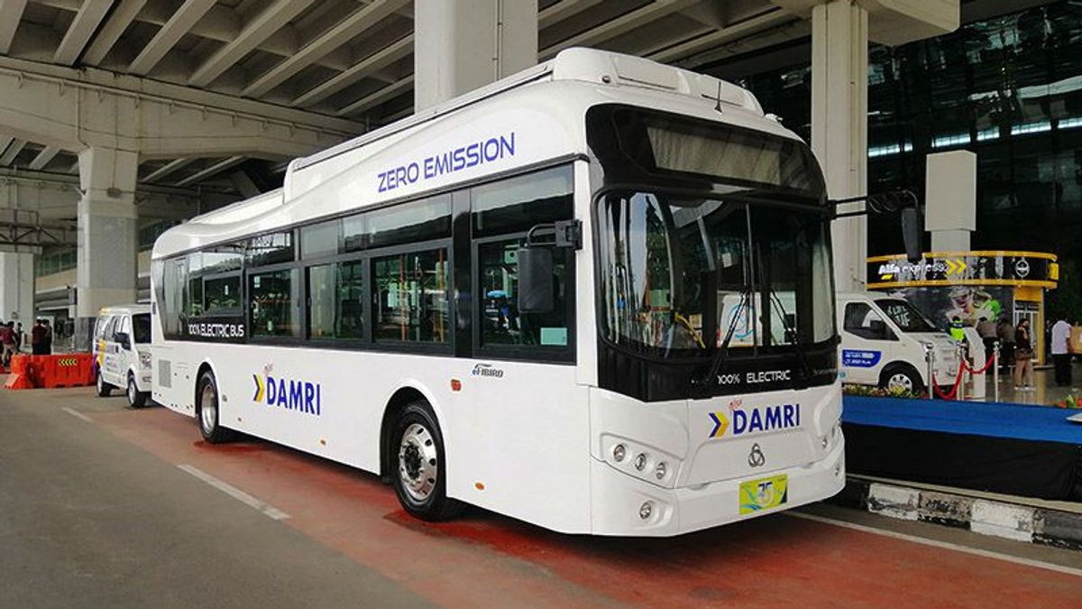 在苏加诺 - 哈达机场进行审判，这是达姆里电动巴士的外观