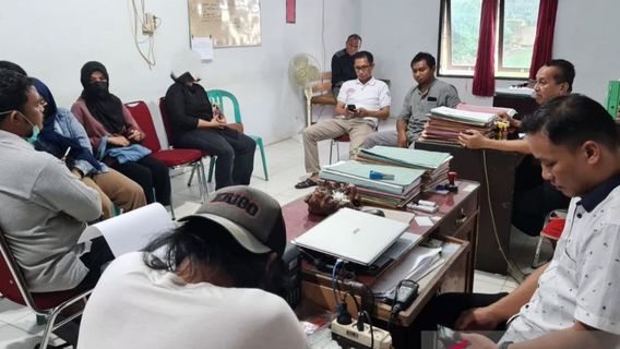 Entah Apa Salah Mahasiswi UHO Kendari Ini, Tiba-tiba Digebuk 2 Seniornya Saat Ambil Pakaian Dinas Harian