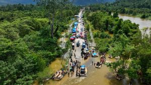 300 Kendaraan Terjebak Akibat Banjir Bandang Sungai Lalindu