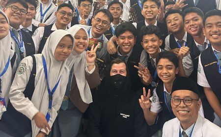 Keseruan Alan Walker Terbang ke Medan Temui Siswa dan Guru SMA Al-Azhar