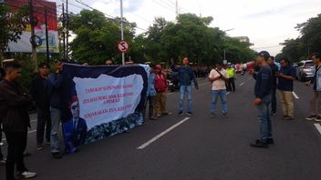 Massa Santri Demo di Polda Jatim, Desak Polisi Proses Zulkifli Hasan Soal Kelakar Salat