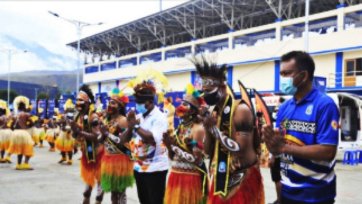 Kontingen Pertama PON Tiba di Bandara Sentani, Disambut Spesial dengan Tarian Khas Papua