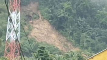 Heavy Rain, Landslides Occur On Mount Jemenang Natuna