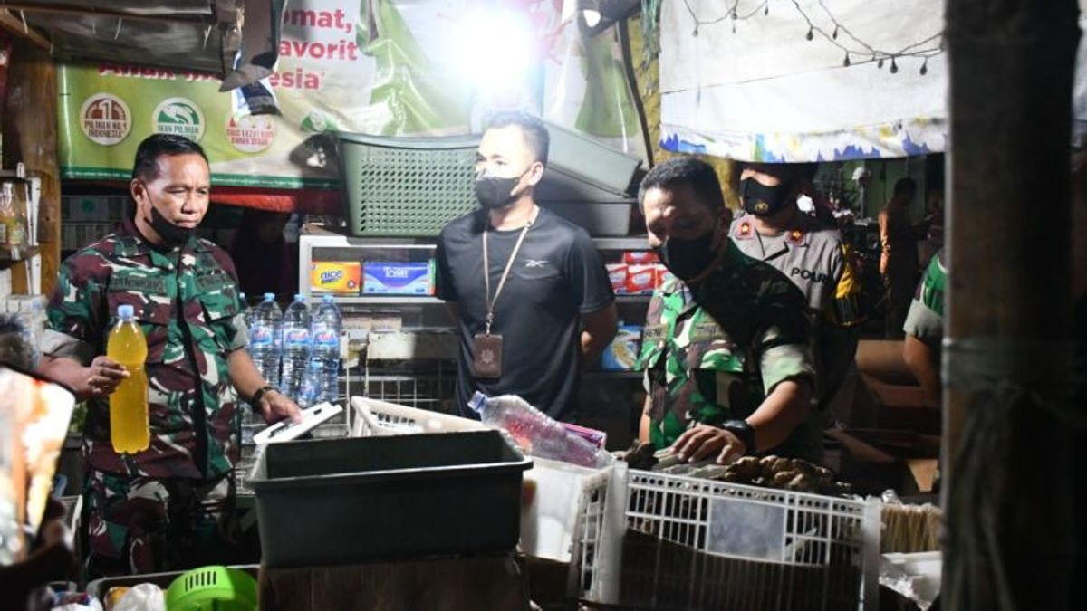 سيداك إلى سوق تانجونغ أنيار ، فرقة العمل الغذائية Mojokerto يضمن إمدادات آمنة من زيت الطهي