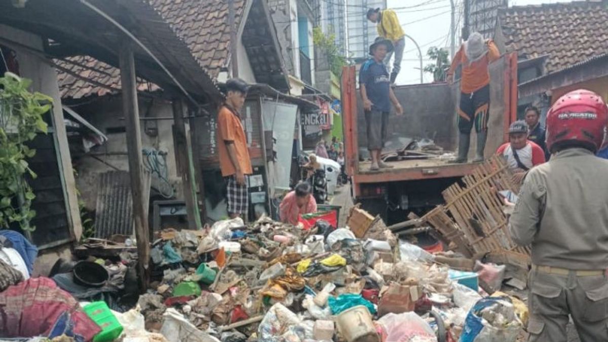 تتعامل DLH Surabaya مع أكوام النفايات المنزلية التي تجعل الجيران غير مرتاحين