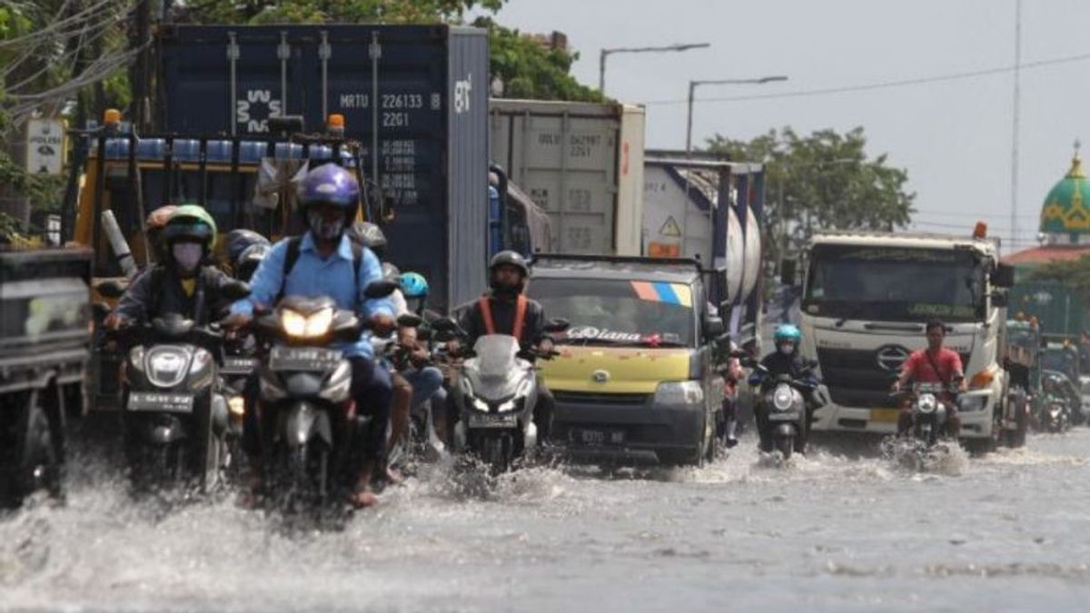 Banjir Rob di Surabaya Tak Genangi Rumah Warga Namun Sebabkan Macet