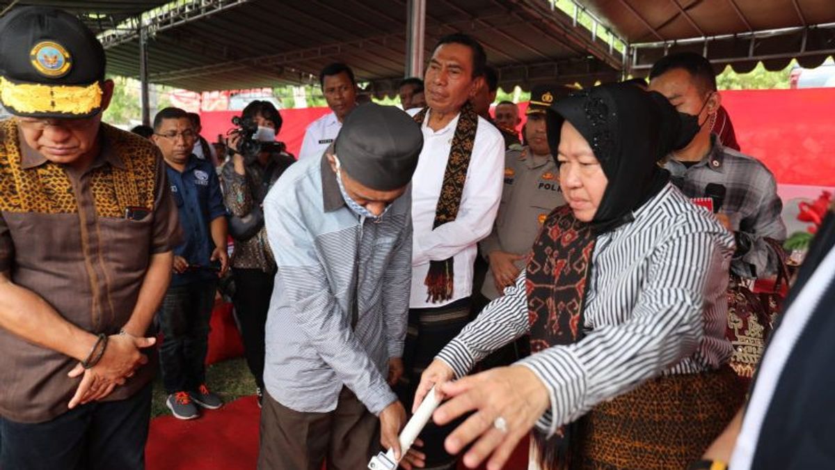 Social Minister Risma Helps Persons With Disabilities In Ende NTT Penuntun Sticks, Can Issue Sound If There Is An Object In Front