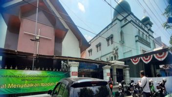 Patut Dicontoh, Masjid dan Gereja Bersebelahan Jalankan Ibadah dengan Penuh Toleransi