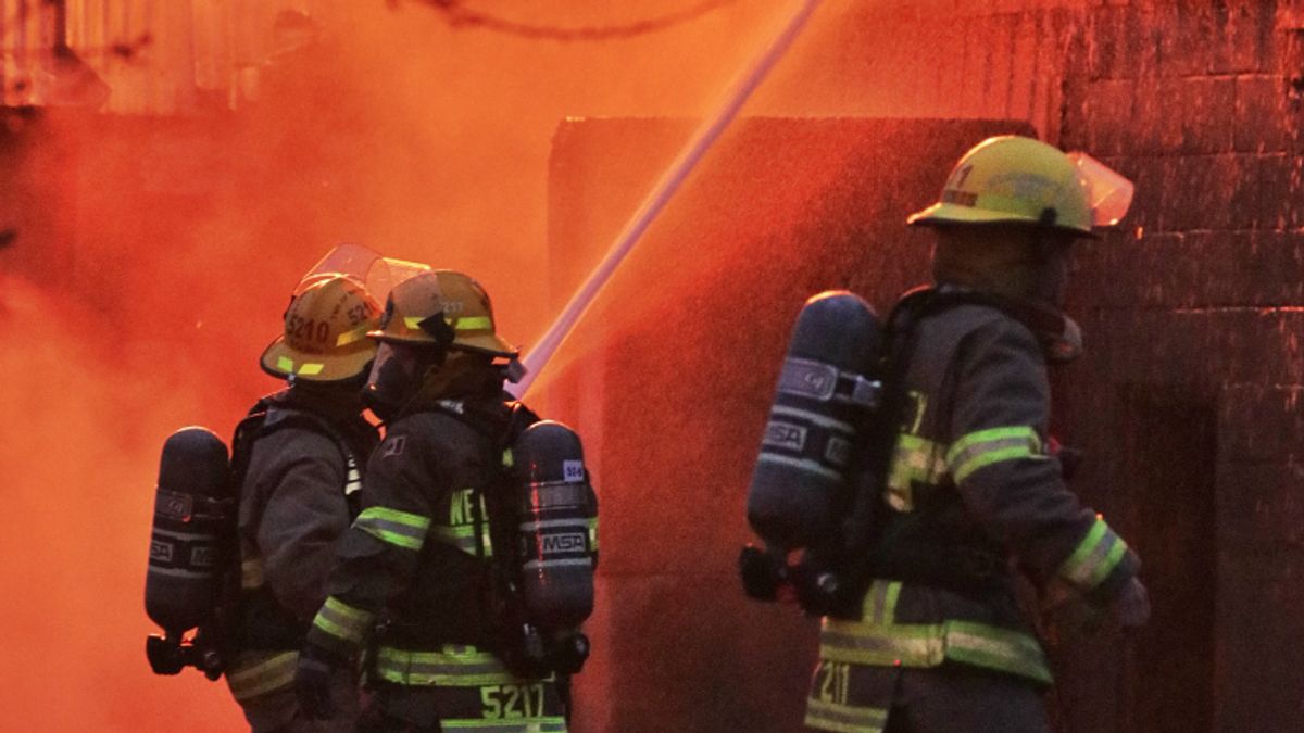 Les tirs de roquettes du Hezbollah causent de graves dommages au nord d'Israël : Des officiers combattants ont éteint les incendies