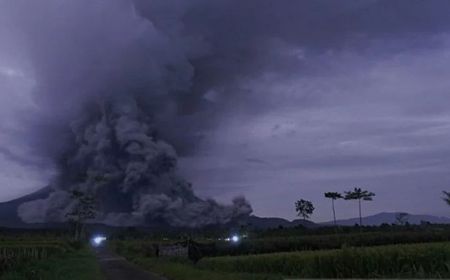 BMKG Prakirakan Abu Semeru Mengarah ke Barat hingga Barat Daya Selama 6 Jam