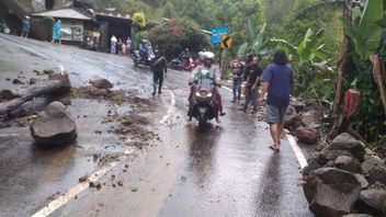 Heavy Rain, Landslides Scattered On The Road To Paralyze The Denpasar-Buleleng Line