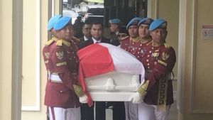 Try Sutrisno Disalatkan dengan Penghormatan Militer di Masjid Sunda Kelapa