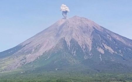 Gunung Semeru Dua Kali Erupsi pada Sabtu Pagi