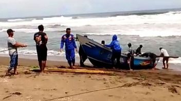 Falling From The Ship And Stranded, Fishermen Lost In Garut Waters