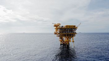 Hit By US Tariff War, Crude Oil Price April Drops To Level 65.20 US Dollars Per Barrel