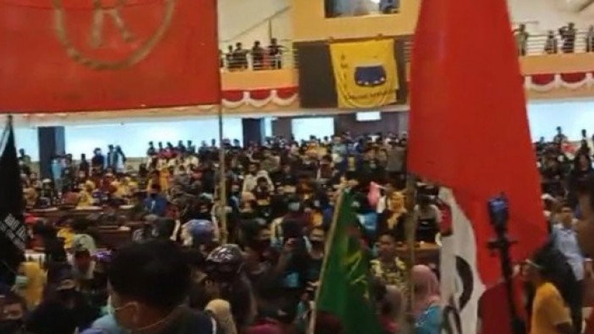 Rejeter La Loi Sur La Création D’emplois, Les étudiants Sulawesi De L’Ouest Occupent La Salle Plénière De La RPDC