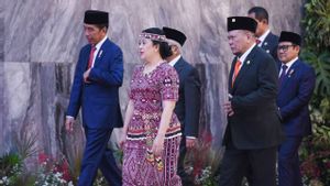  Cuma Segelintir Orang Saja yang Bisa Bikin Baju Adat Dayak dengan Motif Sakral Milik Puan