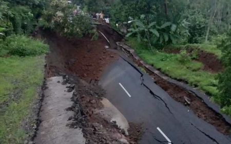 Hujan Deras, Jalan Wonosobo-Kebumen Ambles Sepanjang 20 Meter