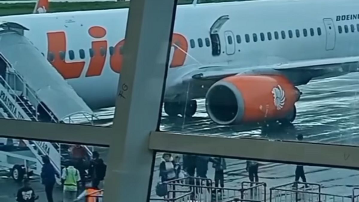 الهاتف المحمول للراكب يخرج من الدخان ، طائرة ليون في كوبانغ تلغي الرحلة