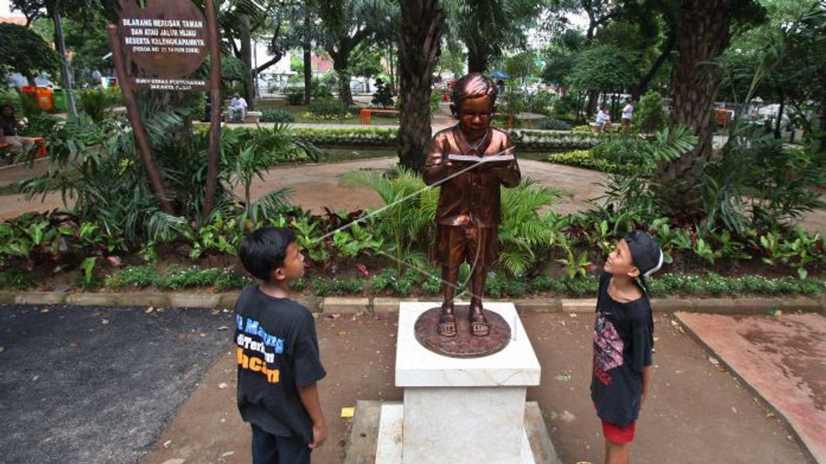 Gus Dur's Childhood Statue Inaugurated By Governor Ahok In History Today, April 25, 2015