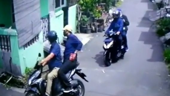 Feignant De Mesurer Les Maisons, Les Voleurs Déguisés En Agents Du Bureau Foncier Au Hasard Abritent Des Résidents à Cengkareng