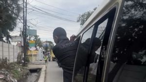 al brimades à Dayeuhkolot Bandung arrêté par la police