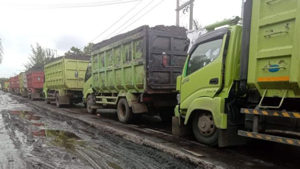 Coal Trucks Are Prohibited Through The Sumatra Cross Road To D+7 Lebaran