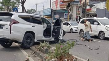 White Pajero Sport Collis Avanza And Innova In North Serpong, Road Restriction Pots Destroyed