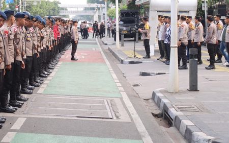 Jalan Salemba Raya Dijaga Ketat Ribuan Personel Gabungan Saat Pendaftaran Paslon Cagub DKI Jakarta di KPUD